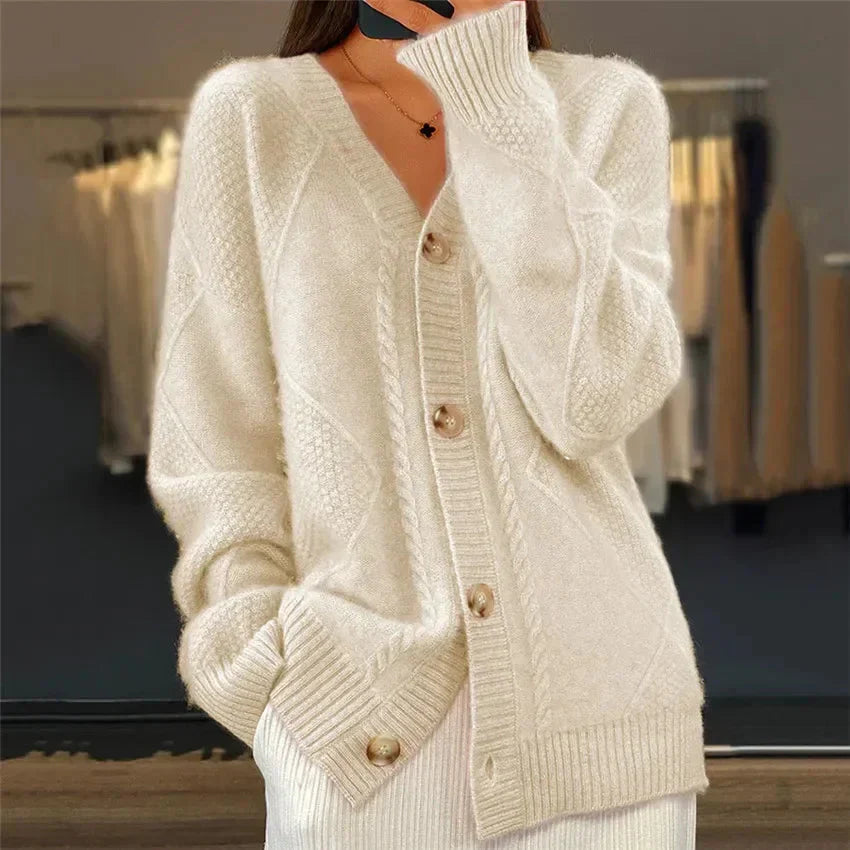 Viktoria - Rippgestrickte Strickjacke mit Knöpfen
