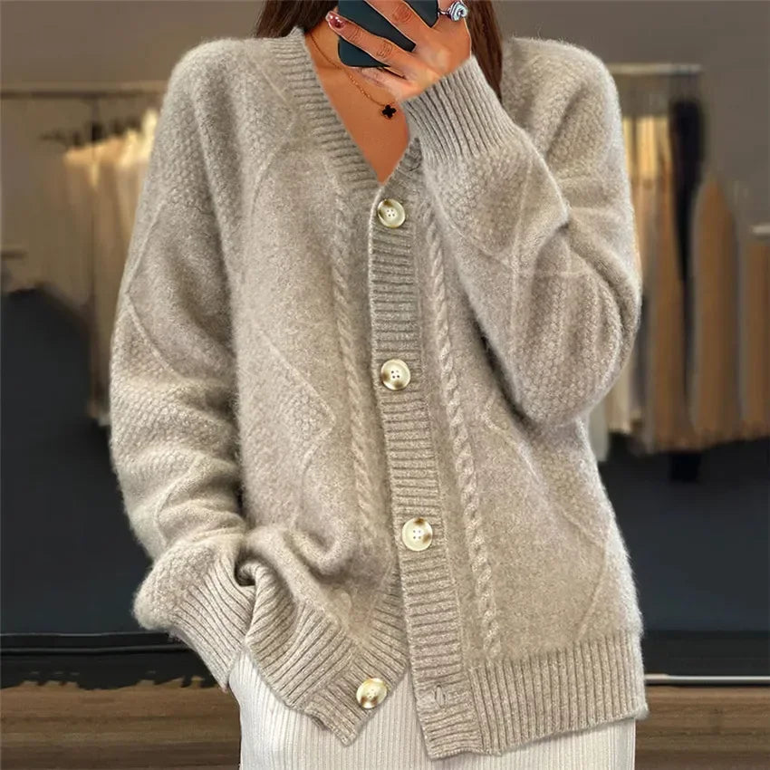 Viktoria - Rippgestrickte Strickjacke mit Knöpfen